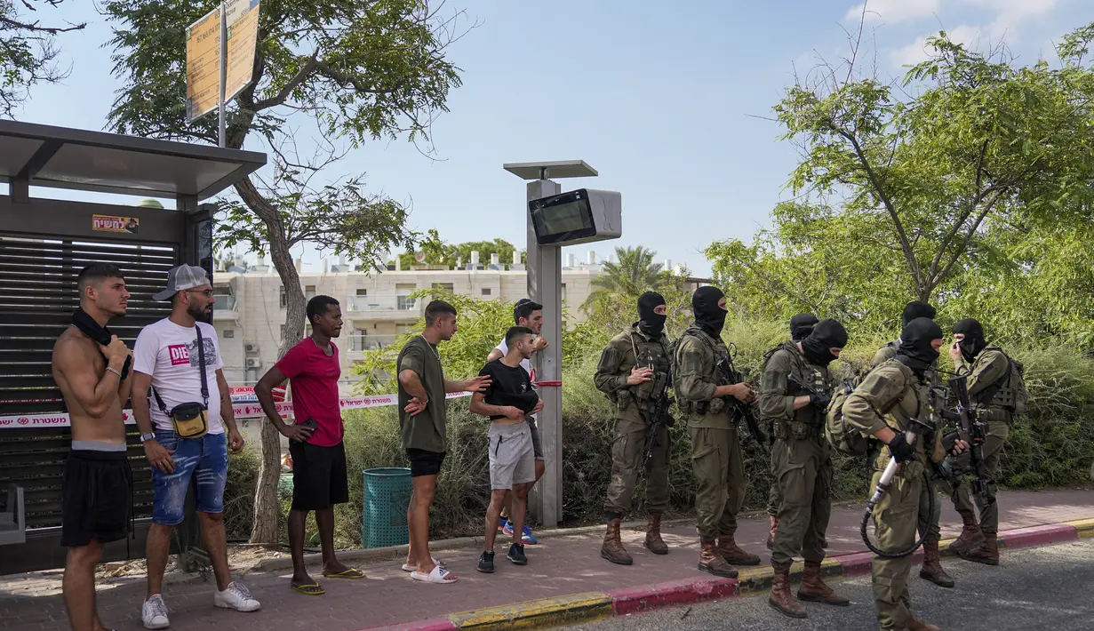 Pasukan keamanan Israel terlihat dikerahkan di lokasi serangan penembakan di Tepi Barat pemukiman Israel Maale Adumim, Selasa, 1 Agustus 2023. (AP Photo/Ohad Zwigenberg)