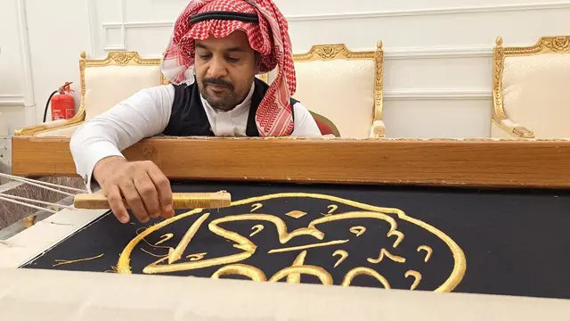 Melihat lebih dekat proses pembuatan kiswah. (Liputan6.com/ Mevi Linawati)