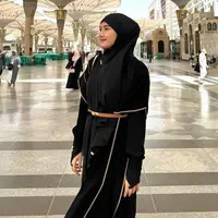 Melihat gaya stylish Erina Gudono saat umrah. Padukan abaya dengan ikat pinggang Hermes. [@erinagudono]