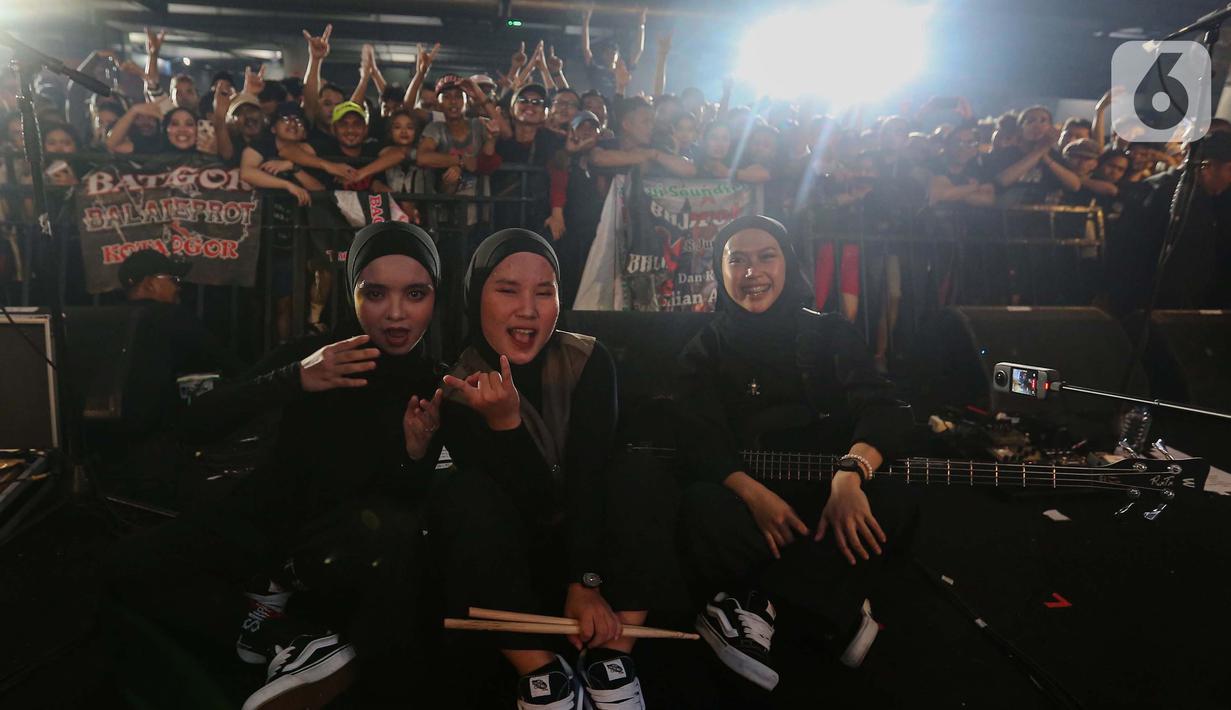 Personel grup band metal Voice of Baceprot (VoB) berfoto bersama usai tampil pada Soundfest Xperience 2024 di Mall Kuningan City, Jakarta, Sabtu (22/6/2024). (Liputan6.com/Angga Yuniar)