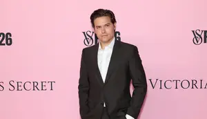 Dylan Sprouse Tuai Pro Kontra soal Ucapan Anak Hasil Inses, Kini Balik Meledek Pakai Meme