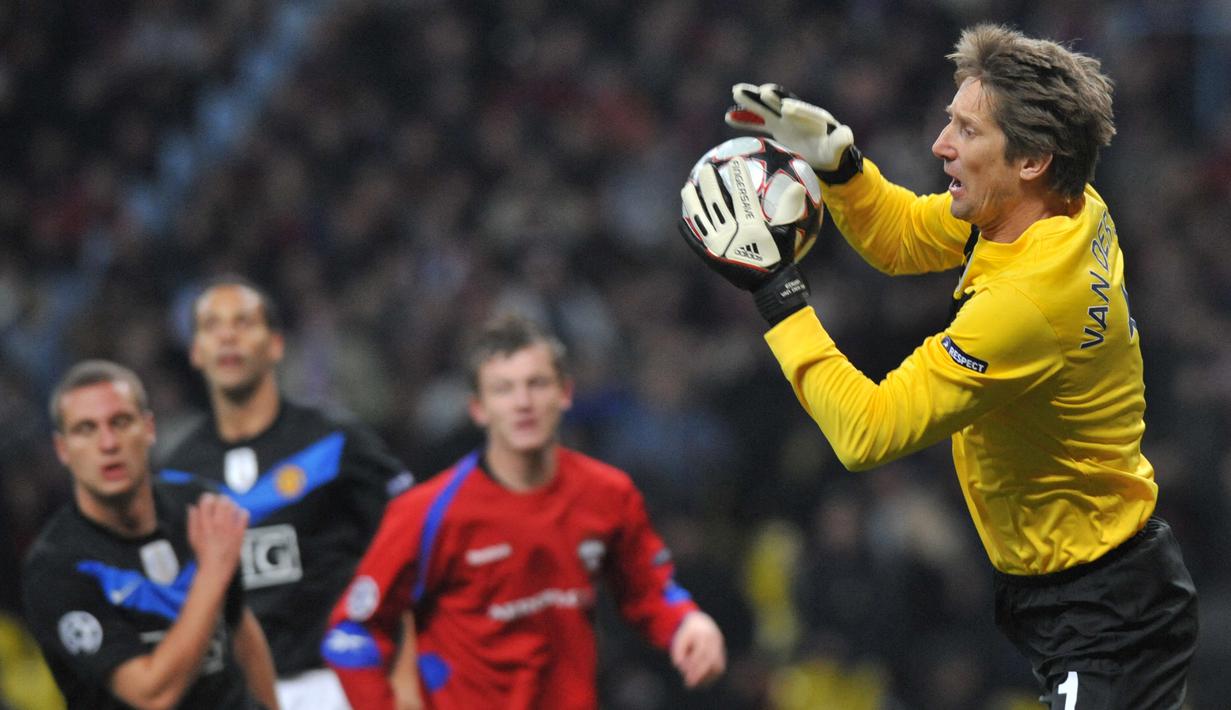 Edwin van der Sar. Kiper ini didatangkan Manchester United dari Fulham pada awal musim 2005/2006 dengan nilai 2 juta pound. Selama 6 musim ia tampil 266 laga dengan catatan 135 clean sheet. Banyak gelar diraihnya, seperti 4 trofi Premier League dan 1 Liga Champions. (AFP/Yuri Kadobnov)