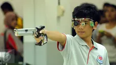 Petembak Junior Indonesia, I Kadek Rico V (kiri) saat laga melawan Abdul Hadi Abd Malek di Final 10m Air Pistol Men Junior Kejuaraan Menembak ASEAN di Jakarta, Rabu (25/11/2015). Kadek meraih emas dengan 196.7 poin. (Liputan6.com/Helmi Fithriansyah) 