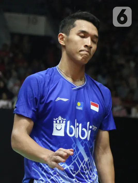 Pebulutangkis Indonesia, Jonatan Christie saat melawan Wang Tzu Wei (China Taipei) pada babak kedua tunggal putra Indonesia Masters 2020 di Istora GBK, Jakarta, Kamis (16/1/2020). Jonatan  unggul 21-15 21-15 dan melangkah ke babak perempat final. (Liputan6.com/Helmi Fithriansyah)
