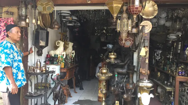 Pasar Antik di Jalan Surabaya, Menteng, Jakarta Pusat.
