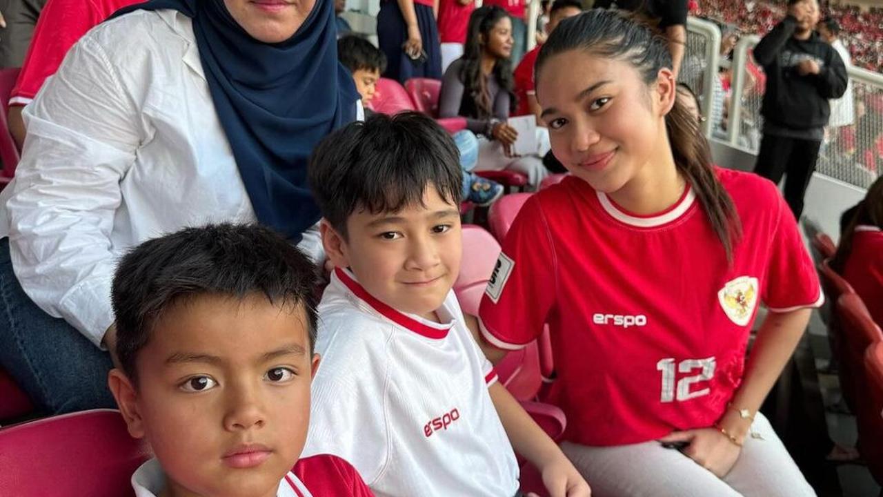 7 Potret Anak Artis Pecinta Sepakbola, Bakal Nonton Langsung Timnas Indonesis Vs China di GBK Malam Ini?