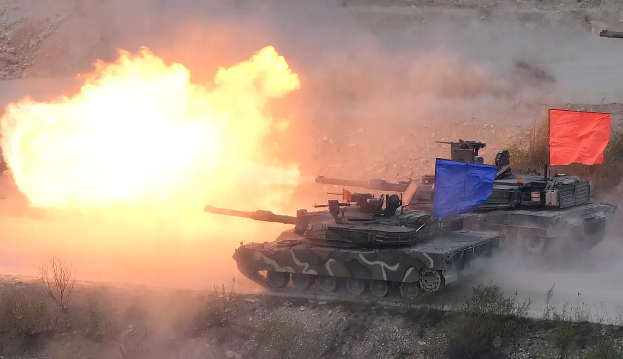 Tank melepaskan tembakan saat latihan militer antara AS dan Korsel di Seungjin, Seoul, Rabu (26/4). Latihan gabungan tersebut diselenggarakan berkenaan dengan spekulasi uji nuklir Pyongyang yang ke-enam. (AFP PHOTO / JUNG Yeon-Je)