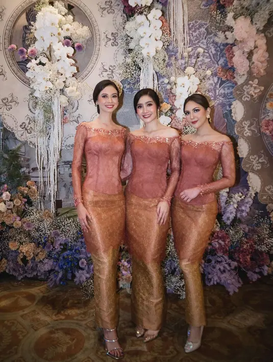 Untuk pernikahannya, Enzy Storia memilih tampilan yang sama untuk para bridesmaidnya. Namun kali ini, Febby memutuskan untuk menggulung rambutnya, membiarkan beberapa helai di bagian depan, ayu bak putri Jawa. Foto: Instagram.