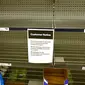 Rak-rak kosong tempat cairan pembersih tangan di sebuah supermarket di Sydney, Rabu (4/3/2020). Supermarket terbesar Australia mengumumkan batas pembelian tisu toilet dan pembersih tangan (handsanitizer) setelah terjadi panic buying akibat ketakutan penyebaran virus corona COVID-19 (PETER PARKS/AFP)