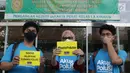 Aktivis berjejer menunggu proses pengajuan gugatan warga menuntut hak mendapatkan udara bersih di Pengadilan Negeri Jakarta Pusat, Kamis (4/7/2019). Gugatan ditujukan ke Presiden RI, Menteri LHK, Mendagri, Menkes, Gubernur DKI Jakarta, Banten dan Jawa Barat. (Liputan6.com/Helmi Fithriansyah)