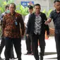 Bupati Bengkulu Selatan Dirwan Mahmud (tengah) dikawal petugas menuju gedung KPK, Jakarta (15/5). Dalam OTT tersebut, KPK menangkap empat orang termasuk Dirwan, istri, keponakan dan satu kalangan swasta. (Merdeka.com/Dwi Narwoko)