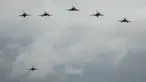 Enam Jet tempur Rafale terbang di langit di pangkalan udara militer Tanagra, sekitar 82 kilometer (51mil) utara Athena, Yunani (19/1/2022). Yunani menerima enam jet tempur Rafale pertama dari Prancis yang dibeli berdasarkan kesepakatan pertahanan dengan Prancis. (AP Photo/Thanassis Stavrakis)