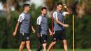 Pemain baru Inter Miami, Luis Suarez (kiri) berjalan bersama Lionel Messi (tengah) dan Sergio Busquets saat latihan pramusim Inter Miami di Florida Blue Training Center, dekat DRV PNK Stadium, Florida, Fort Lauderdale, Sabtu (13/01/2024) waktu setempat. (AFP/Getty Images/Megan Briggs)