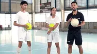 Coach Golec (kanan) sedang berlatih skill futsal bersama pemenang Beasiswa Sportaways Batch I yaitu Aulia Pricilia Dewi dan Indar Syahrifaat. (dok.&nbsp;Sportaways)