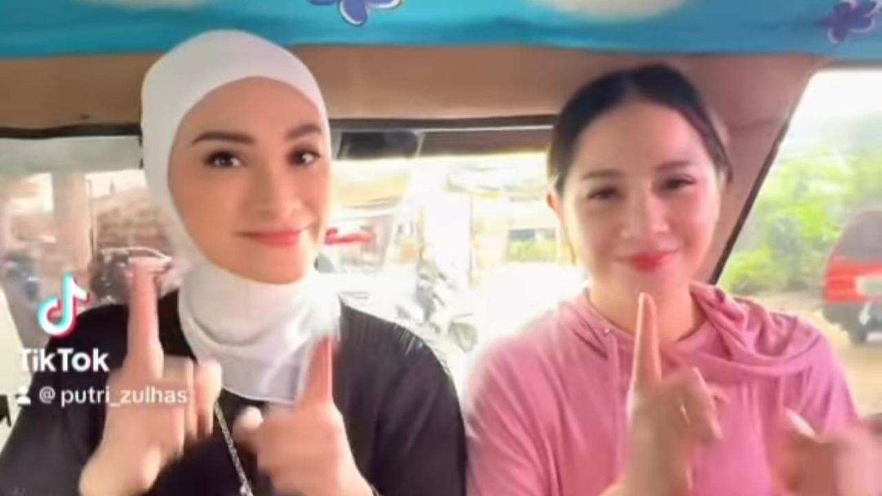 Potret Nagita Slavina naik angkot langsung mencuri perhatian netizen. Mereka menuliskan beragam komentar.<br>