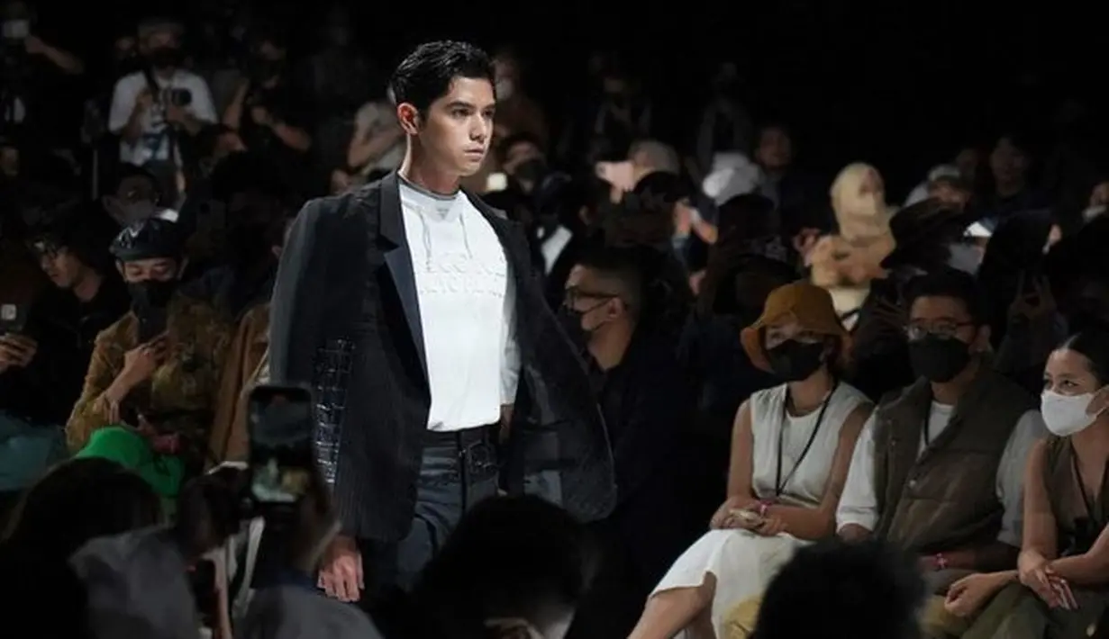 Pada hari Minggu (4/9) kemarin, sebuah fashion show kolaborasi dari brand 3SECOND dan Danjoyo Hiyoji sempat digelar. Al Ghazali sempat jadi model catwalk di acara yang digelar dalam acara JF3 Fashion Festival 2022 tersebut. (Instagram.com/alghazali7)