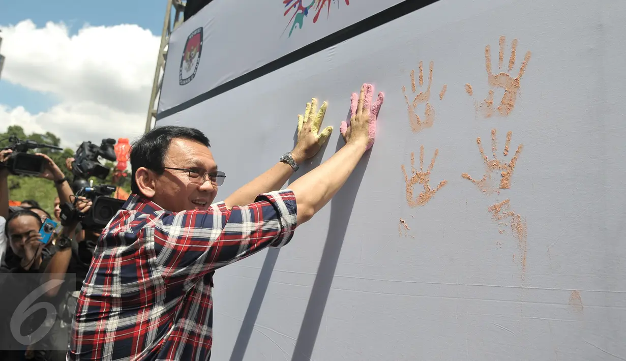Cagub DKI Jakarta, Basuki T Purnama memberikan cap telapak tangan sebagai simbol komitmen deklarasi kampanye damai Pilgub 2017, Jakarta, Sabtu (29/10). (Liputan6.com/Yoppy Renato)