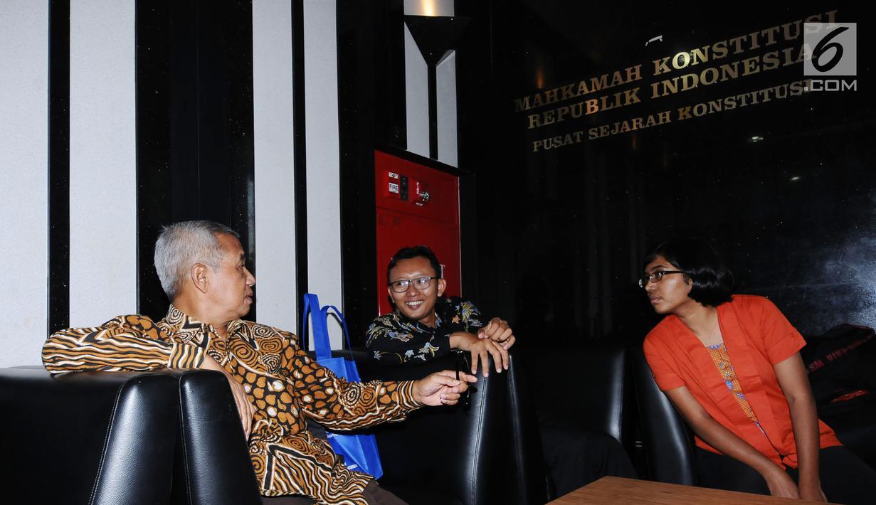 Mantan Wakil Ketua KPK M Busyro Muqoddas (kiri) berbincang dengan sejumlah aktivis di gedung MK, Jakarta, Kamis (7/12). Sejumlah aktivis mengajukan permohonan mencabut gugatan pasal 79 ayat 3 UU MD3 tentang hak angket. (Liputan6.com/Helmi Fithriansyah)