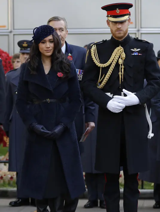 Pangeran Harry dari Inggris dan istrinya Meghan Markle menghadiri Field of Remembrance di Westminster Abbey di London, Inggris (7/11/2019). Field of Remembrance merupakan peristiwa untuk menghormati mereka yang meninggal dalam Perang Dunia I. (AFP Photo/Kirsty Wigglesworth)