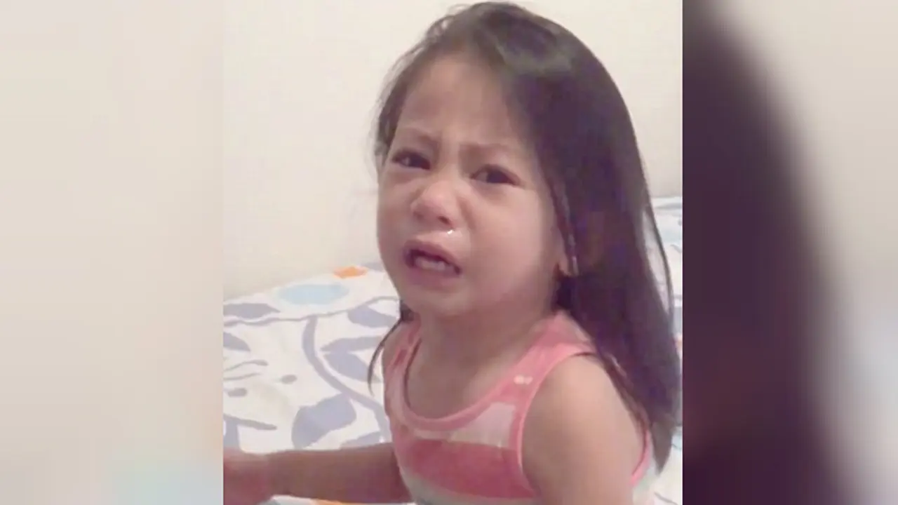Lucu, Bocah Ini Menangis Histeris Mengira Kakaknya Sekarat