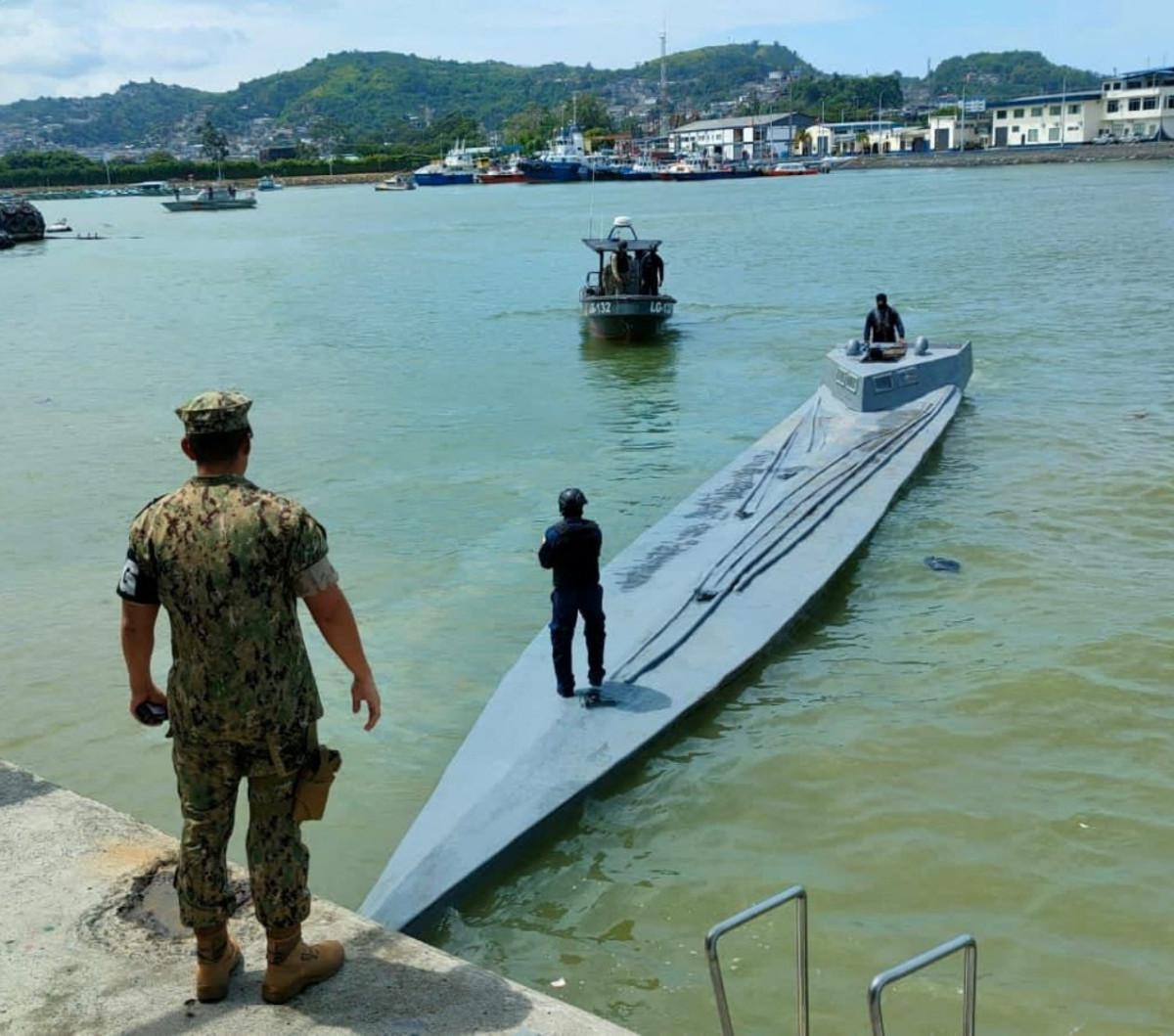 Penampakan kondisi kapal semi-submersible yang berhasil diamankan oleh Angkatan Bersenjata Ekuador. Pengamanan ini merupakan langkah besar dalam upaya pemberantasan perdagangan narkoba yang semakin marak.<br>( Angkatan Bersenjata Ekuador / Handout via RE