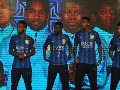 Pemain bola dunia seperti Alex Teixeira, Ramires, Jo dan Trent Sainsbury (ki-ka) saat diperkenalkan oleh tim Liga Super China Jiangsu Suning FC di Nanjing, Cina, (18/2). Panggung CSL 2016 mulai banyak kedatangan pemain top dunia.(REUTERS / Stringer)