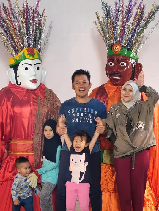 "@fenitarie aku galau persis mu yang trakhir “dokter mana” ampe skr blm nentuin mau lahiran di RS mana dan ama dokter siapa 🙈🙈," tulis Zaskia. "@zeezeeshahab mending udah lupa total zee," jawab Zaskia. (Instagram/zaskiadyamecca)