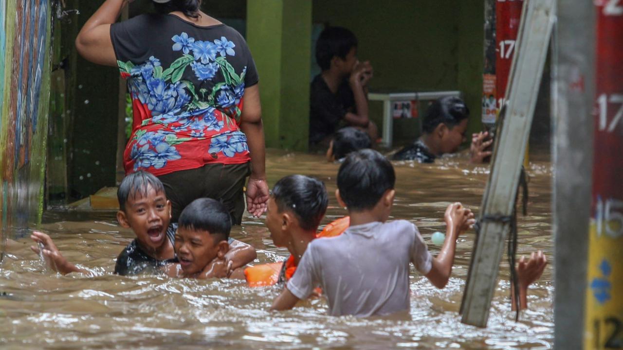 Mulai Musim Hujan, BPBD Tangsel Ingatkan Warga Selalu  Siapkan Tas Siaga Bencana
