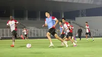 Jens Raven dalam latihan Timnas Indonesia U-20 di Stadion Madya, Jakarta Pusat, pada Minggu (22/9/2024) malam WIB. (Bola.com/Abdul Aziz)