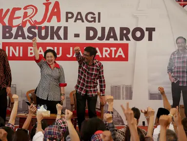 Ketua Umum PDI Perjuangan Megawati Soekarnoputri (tengah) bersama Cagub-Cawagub DKI Jakarta, Ahok-Djarot menyapa para relawan di Rumah Lembang, Jakarta, Rabu (15/3). (Liputan6.com/Faizal Fanani)
