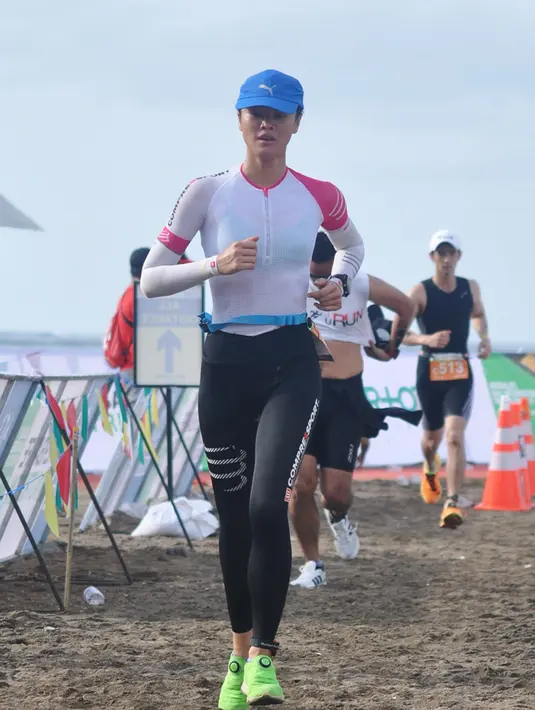 Setelah menyelesaikan renang, Kelly harus bersiap secepat mungkin untuk lari. Karena ketika berpindah dari renang ke lari, Kelly harus menggunakan sepatu. Namun tetap menggunakan baju renangnya, semoga tidak sakit ya Kelly. (Liputan6.com/kelly_tandiono)