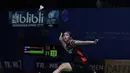 Tunggal putri Indonesia, Gregoria Mariska, berusaha mengembalikan kok saat melawan Pornpawee Chochuwong, pada Blibli Indonesia Open 2019 di Istora Senayan, Jakarta, Selasa (16/7). Gregoria menang 21-10 dan 21-8. (Bola.com/Vitalis Yogi Trisna)