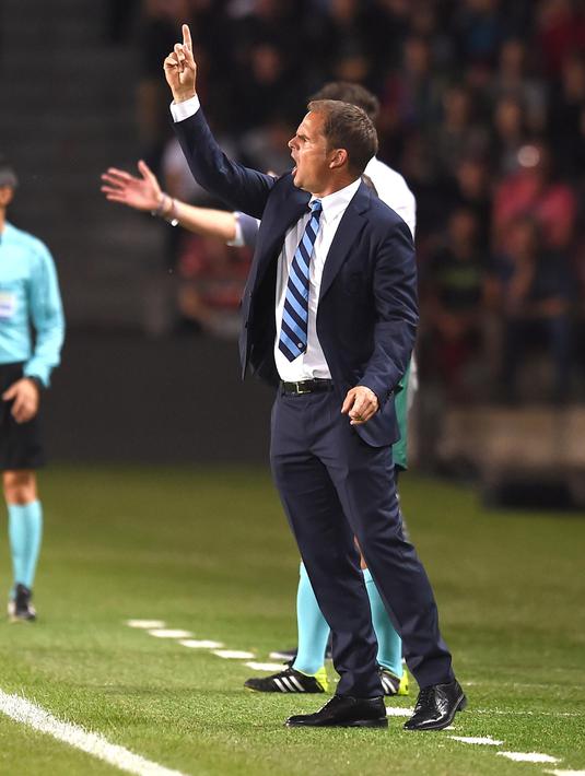 Gaya pelatih Inter Milan, Frank de Boer memotifasi pemain saat melawan Sparta Praha pada laga kedua Grup K Liga Europa di Generali Arena, Jumat (30/9/2016) dini hari WIB. Inter Milan Kalah 1-3. (EPA/Filip Singer)