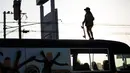 Sky Brown berada di atas sebuah bus saat bermain skateboard di kota Takanabe, prefektur Miyazaki, Jepang (14/1). Sky sudah berlatih skateboard secara serius sejak umur 3 tahun. (AFP/Behrouz Mehri)