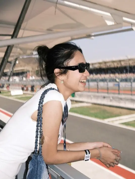 Gaya rambutnya juga ditata sesedrhana mungkin, terlihat sangat natural. [Foto: Instagram/ Azizah Salsha]