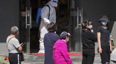 Upaya China Mencapai Nol Kasus COVID-19 dengan Menurunkan Petugas Penyemprot Disinfektan Guna Menghentikan Penyebaran Virus Corona (Fotografer : AP Photo/Andy Wong)