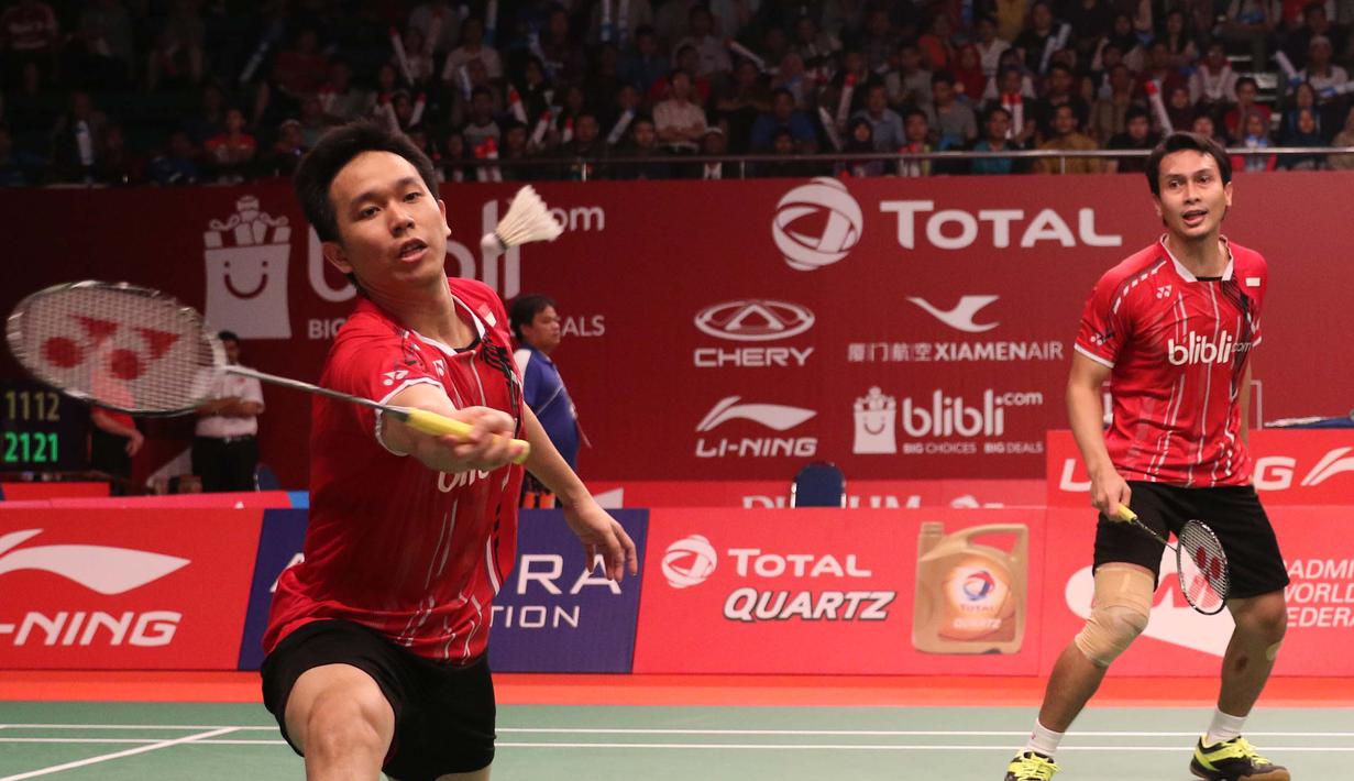 Hendra Setiawan berusaha mengembalikan bola saat melawan pebulutangkis Prancis, Baptiste Careme/Ronan Labar. (Bola.com/Arief Bagus)