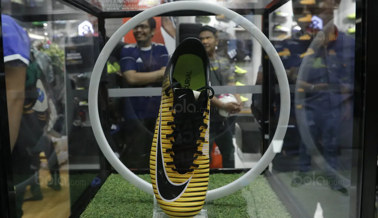 Salah satu sepatu yang dijual di toko Fisik Football di AEON Mall, Jakarta, Sabtu (30/9/2017). Fisik Football menjual berbagai macam perlengkapan sepak bola. (Bola.com/M Iqbal Ichsan)