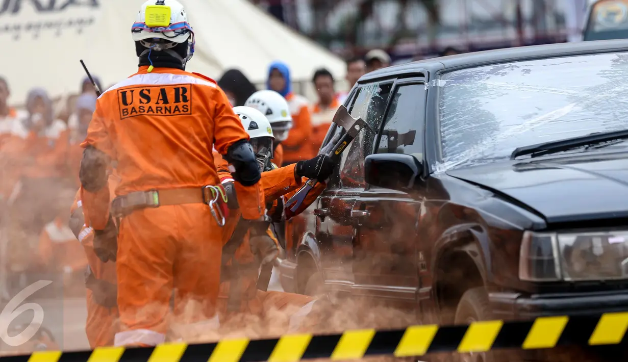 Anggota Basarnas mengevakuasi sebuah mobil saat latihan seusai penutupan Rakernas I PDI-Perjuangan di Jakarta, (12/1). Badan Penanggulangan Bencana (Baguna) PDI Perjuangan juga menunjukkan kemampuan dalam mengatasi bencana. (Liputan6.com/Faizal Fanani)