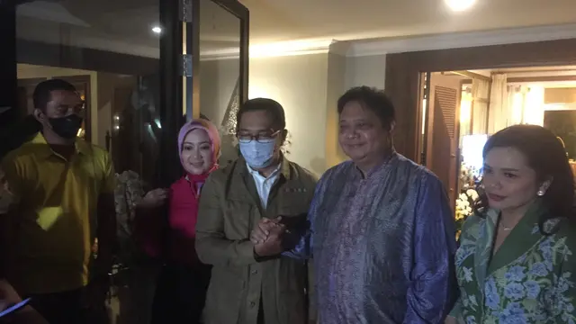 Ketum Partai Golkar Airlangga Hartarto menerima kunjungan Gubernur Jawa Barat Ridwan Kamil di rumah dinas Menko Perekonomian, Kompleks Widya Chandra, Jakarta Selatan. (Minggu (15/5/2022). (Liputan6.com/Muhammad Radityo Priyasmoro)