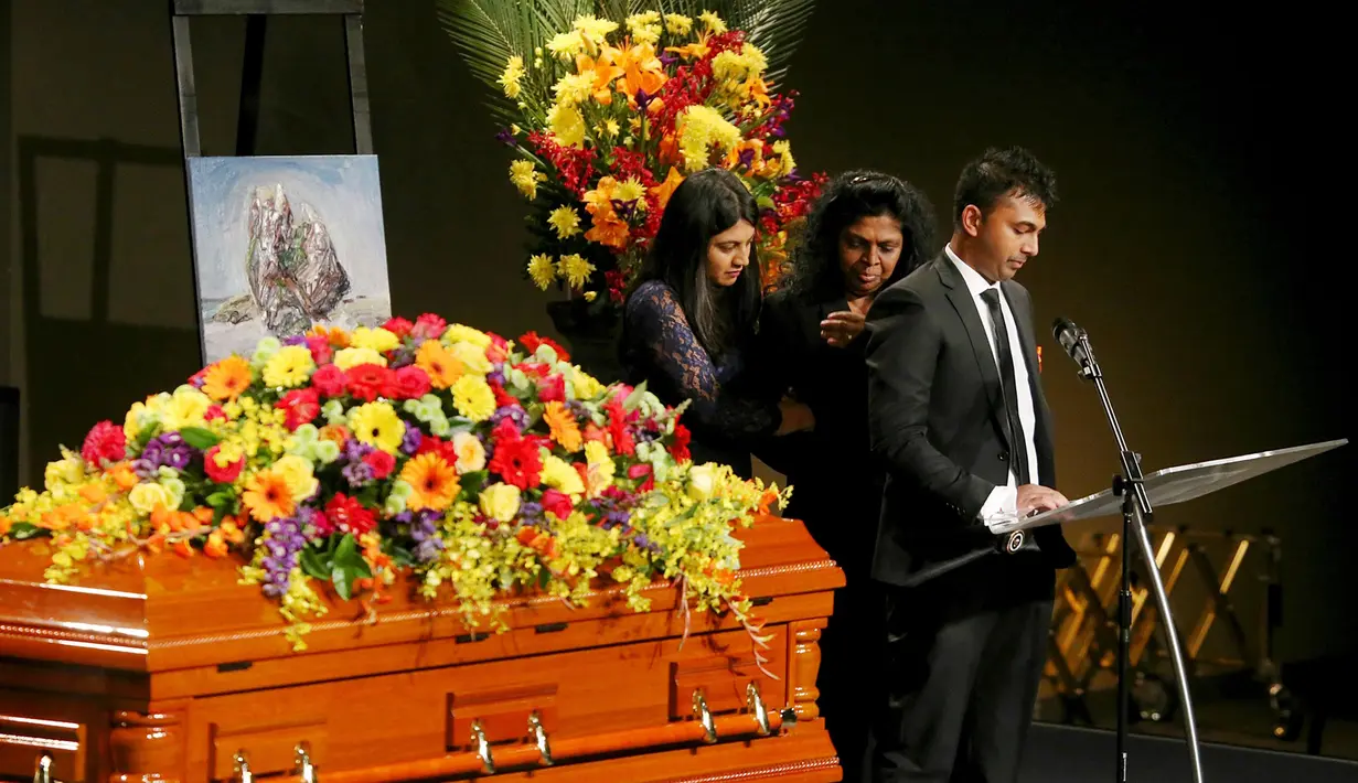 Anggota keluarga terpidana mati, Duo Bali Nine berdoa di samping peti jenazah Myuran Sukumaran saat pemakamannya di Gereja, Australia, Sabtu (9/5/2015). Myuran Sukumaran dieksekusi mati pemerintah Indonesia pada Rabu 29 April lalu . (REUTERS/Adam Taylor)