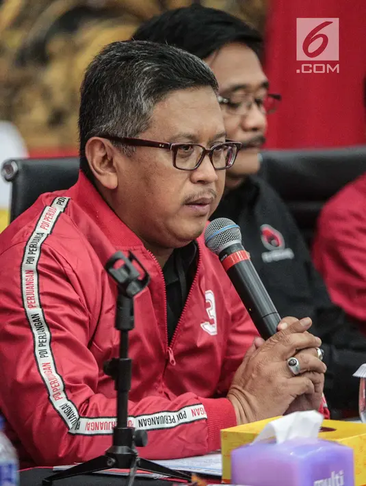 Sekretaris Jenderal PDIP, Hasto Kristiyanto memberikan arahan dalam Rapat Kordinasi Nasional (Rakornas) pemenangan Pileg dan Pilpres 2019 di Jakarta, Sabtu (1/12). Rakornas ini dihadiri pengurus DPD PDIP seluruh Indonesia. (Liputan6.com/Faizal Fanani)