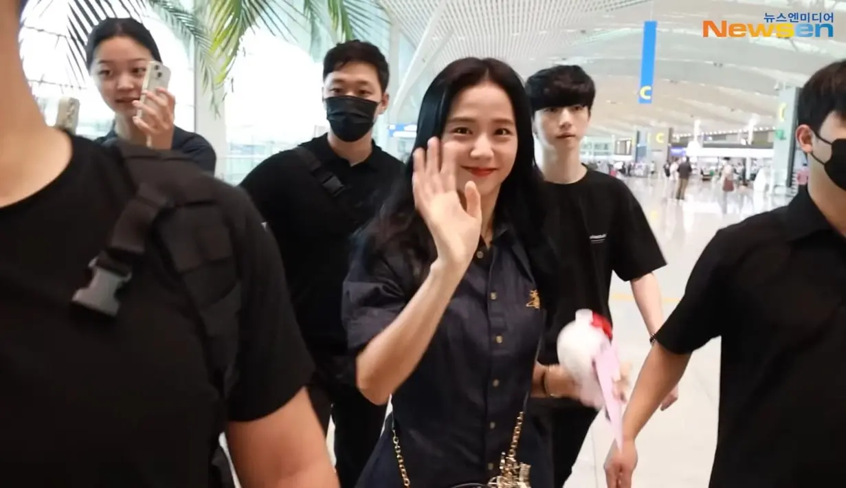 Senyuman tak sedikit pun lepas dari wajah Jisoo. Suasana hatinya begitu baik. Para penggemar menduga itu lantaran dia menjalani hubungan yang menyenangkan dengan Ahn Bo Hyun.