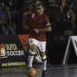 Pemain futsal Indonesia, Vennard Hutabarat, meramaikan grand final Super Soccer Futsal Battle 2017 di Bintaro Jaya ExChange, Tangerang, Sabtu (21/10/2017). Timnas futsal Piala AFF 2010 tampil melawan All Star. (Bola.com/Vitalis Yogi Trisna)