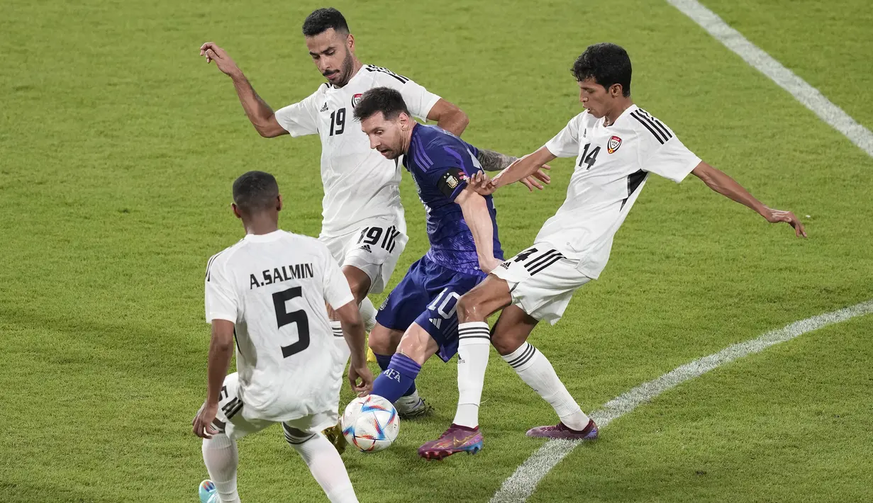 Pemain Timnas Argentina, Lionel Messi dihadang tiga pemain Timnas Uni Emirat Arab (UEA) dalam pertandingan uji coba di Zayed Sports City Stadium, Abu Dhabi, Rabu (16/11/2022) malam WIB. (AP Photo/Hussein Malla)