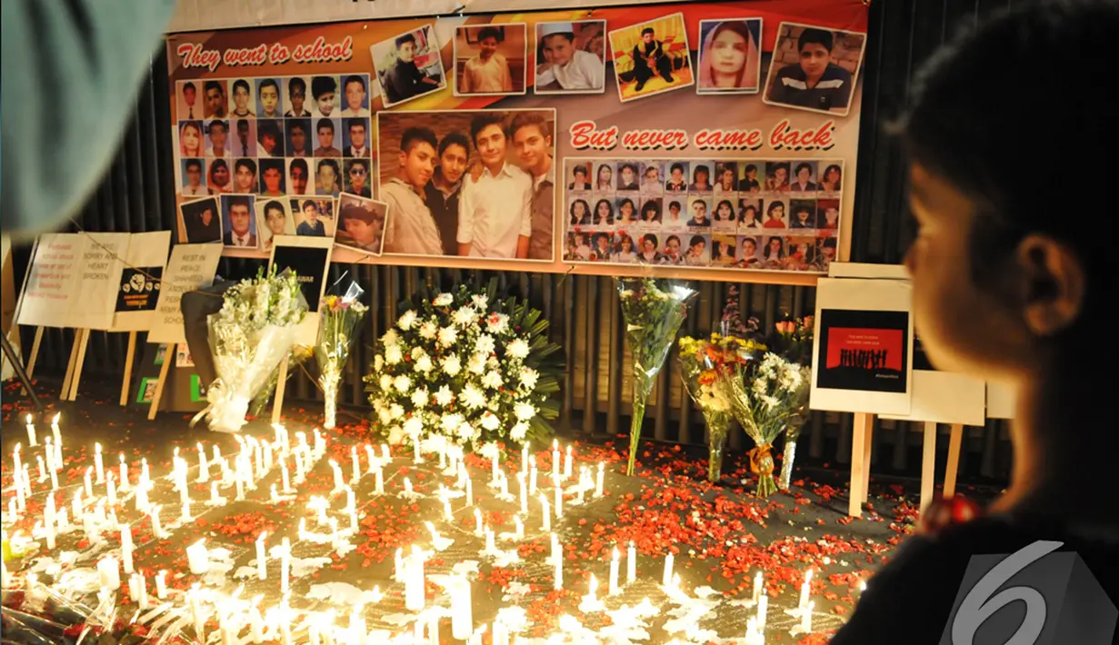 Kedubes Pakistan untuk Indonesia menggelar aksi simpatik mengecam serangan mematikan dari kelompok militan Taliban, dengan menyalakan puluhan lilin dan meletakkan karangan bunga, Jakarta, Jumat (19/12/2014). (Liputan6.com/Panji Diksana)