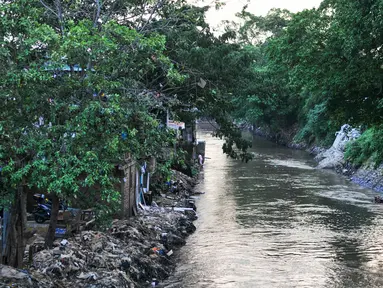 Relokasi warga bantaran sungai Ciliwung akan dilakukan secara bertahap karena rumah susun (rusun) masih dalam tahap pembangunan, Jakarta, Rabu (18/5/2016). Ada sekitar 50 ribu warga bantaran Ciliwung yang harus direlokasi. (Liputan6.com/Yoppy Renato)