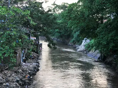 Relokasi warga bantaran sungai Ciliwung akan dilakukan secara bertahap karena rumah susun (rusun) masih dalam tahap pembangunan, Jakarta, Rabu (18/5/2016). Ada sekitar 50 ribu warga bantaran Ciliwung yang harus direlokasi. (Liputan6.com/Yoppy Renato)