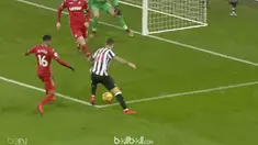 Berita video highlights Premier League 2017-2018, Newcastle United vs Swansea City, skor 1-1. This video presented by BallBall.