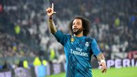 Pemain Real Madrid Marcelo merayakan golnya saat melawan Juventus dalam pertandingan Liga Champions di stadion Allianz, Turin (3/4). Real Madrid menang 3-0 atas Juventus. (AFP/Alberto Pizzoli)
